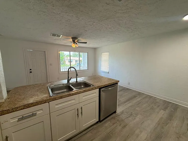 933 30th Ct — Photo 9