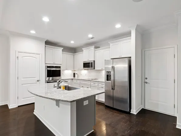 8121 Fieldcrest Ln, Fuquay Varina, NC 27526