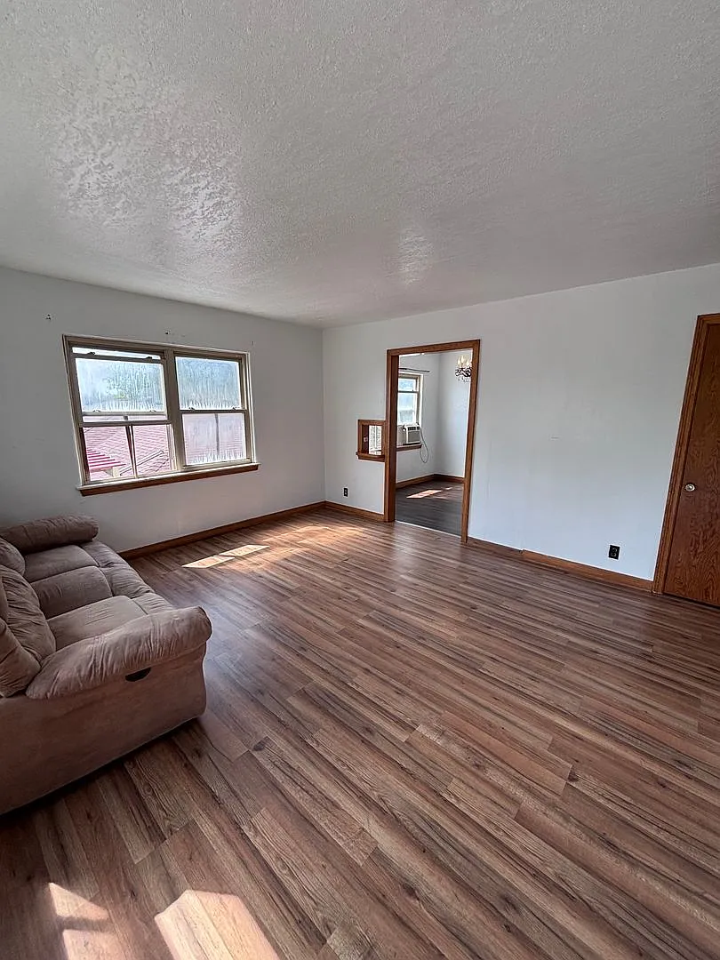Building Photo - 629 S Reno Ave
