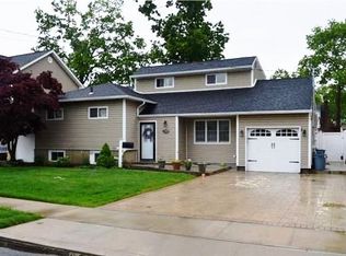 208 Fillmore St, Massapequa Park, NY 11762