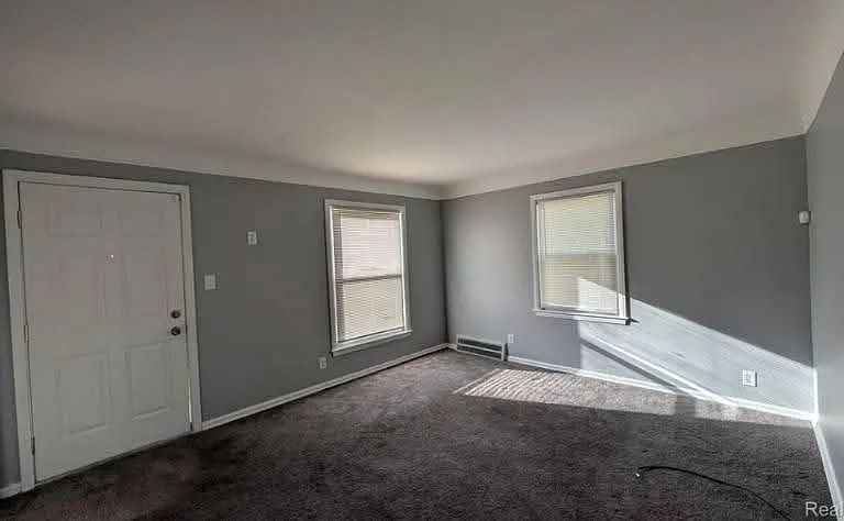 21338 Pembroke Ave — Photo 5