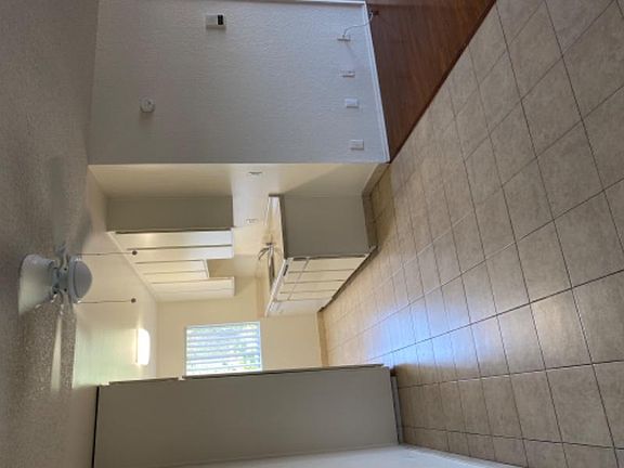 3rd image of 6925 Haskell Ave #211