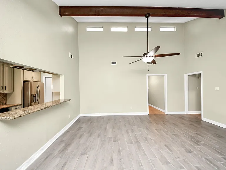 1104 N Heron Dr — Photo 6