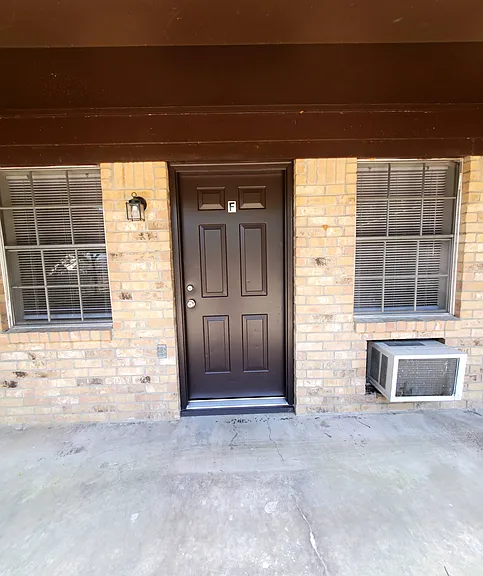 1004 E Bowie St #F — Photo 2
