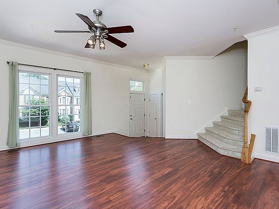 Living room & main entrance