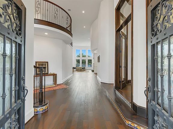 3rd image of 27711 Stonehurst Ln