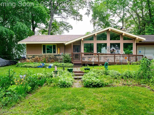 1845 Portlock Ave, Commerce Township, MI 48382