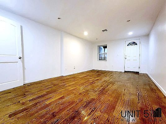 5th image of 443 Franklin Ave