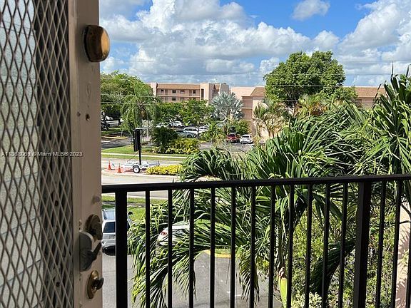 4th image of 10101 Sunrise Lakes Blvd APT 302