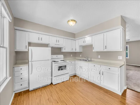 1909 Chateau Dr, Harrisonville, MO 64701