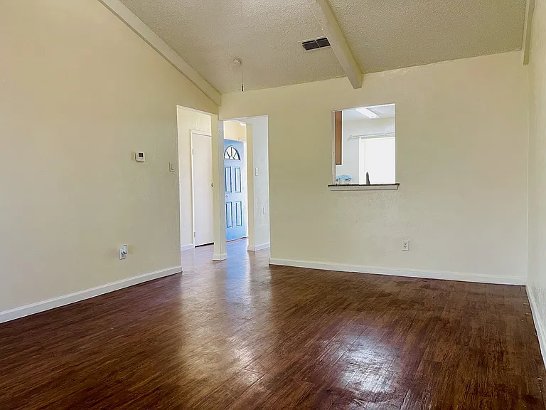 3400 Pleasant Valley Ln — Photo 5