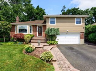 83 Phipps Ln, Plainview, NY 11803