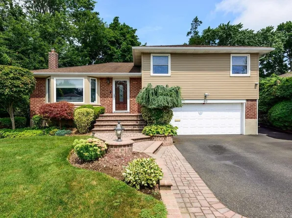 83 Phipps Lane, Plainview, NY 11803