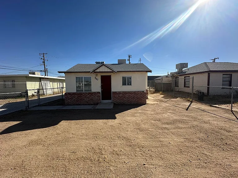 301 Panamint Ave — Photo 1