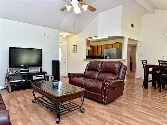 2nd image of 300 Paloma Cir