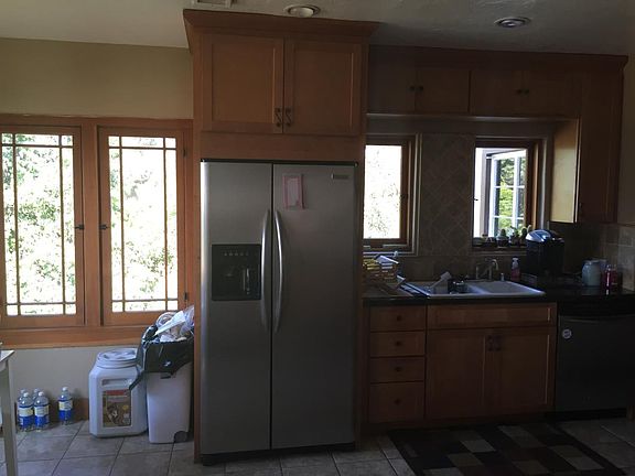 breakfast nook / kitchen