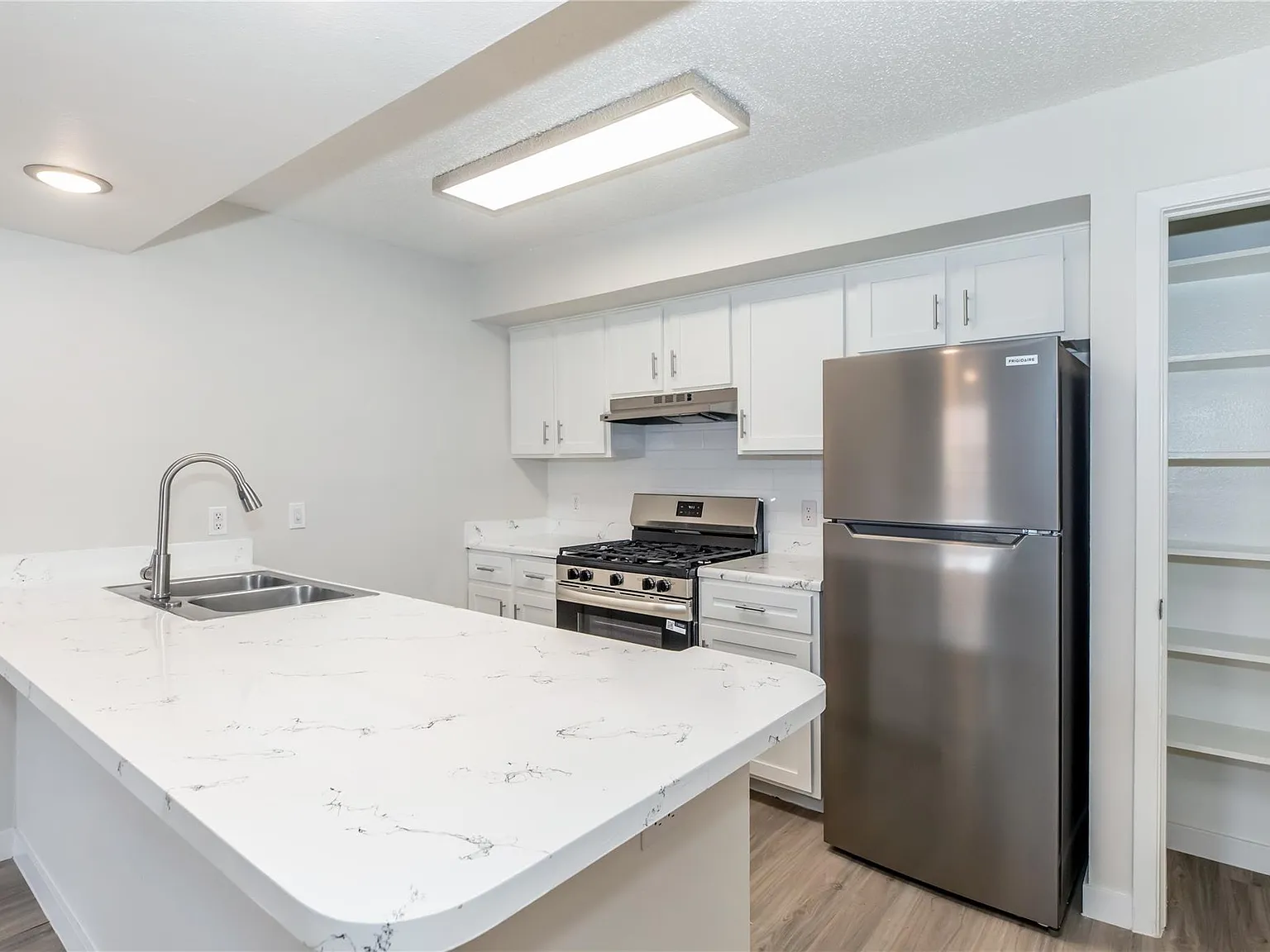 1 bed, 1.0 bath, 545 sqft, $899 — Photo 2