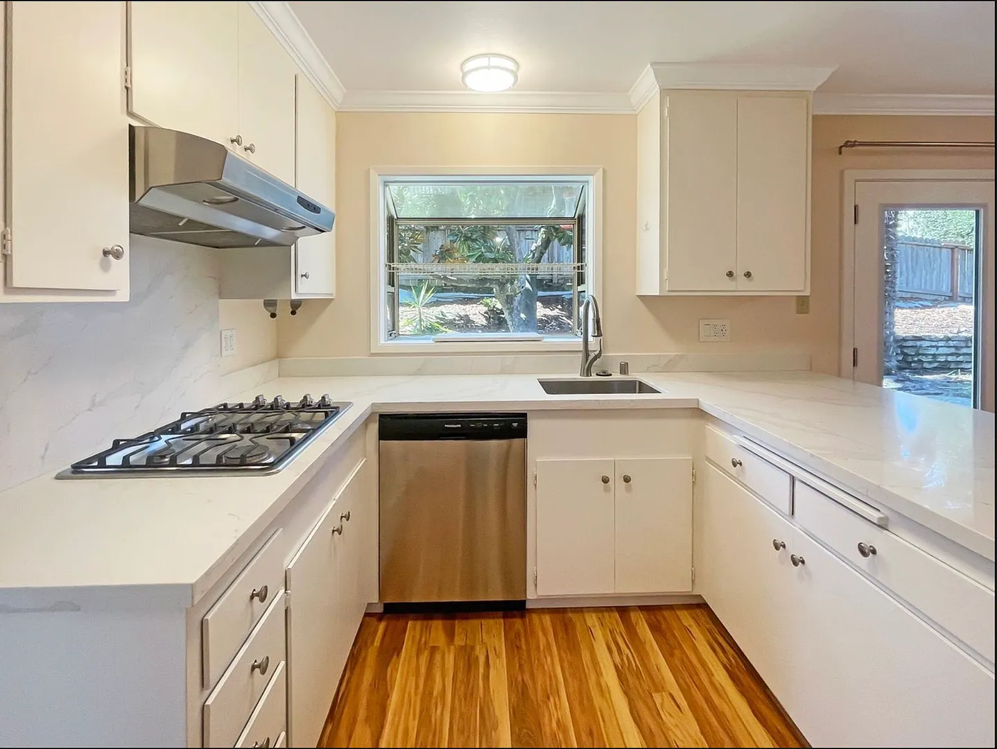 Beautifully updated 3-bedroom, 2-bath single-level home in Central Location — Photo 4