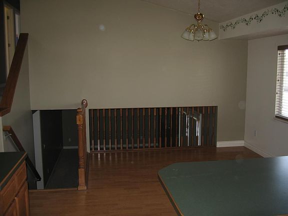 Beautiful hardwood dining and kItch