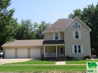 126 8th St SW, Le Mars, IA 51031