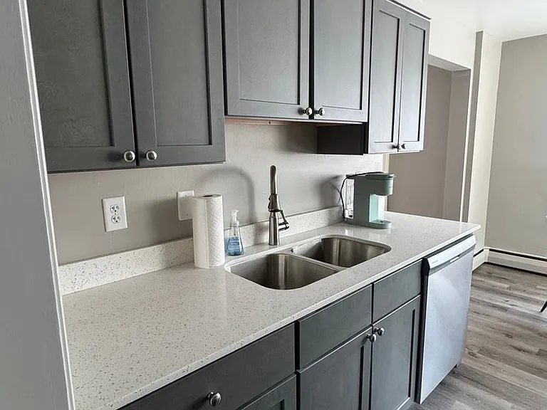 1709 S Ferry St — Photo 2
