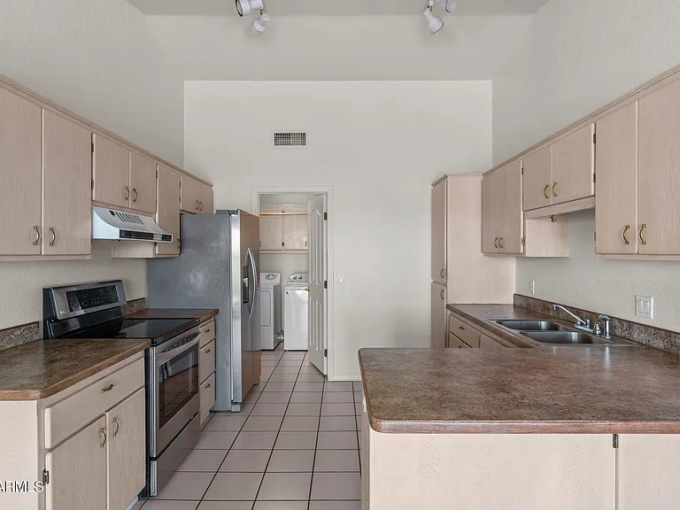 2110 W Terrace Dr — Photo 2