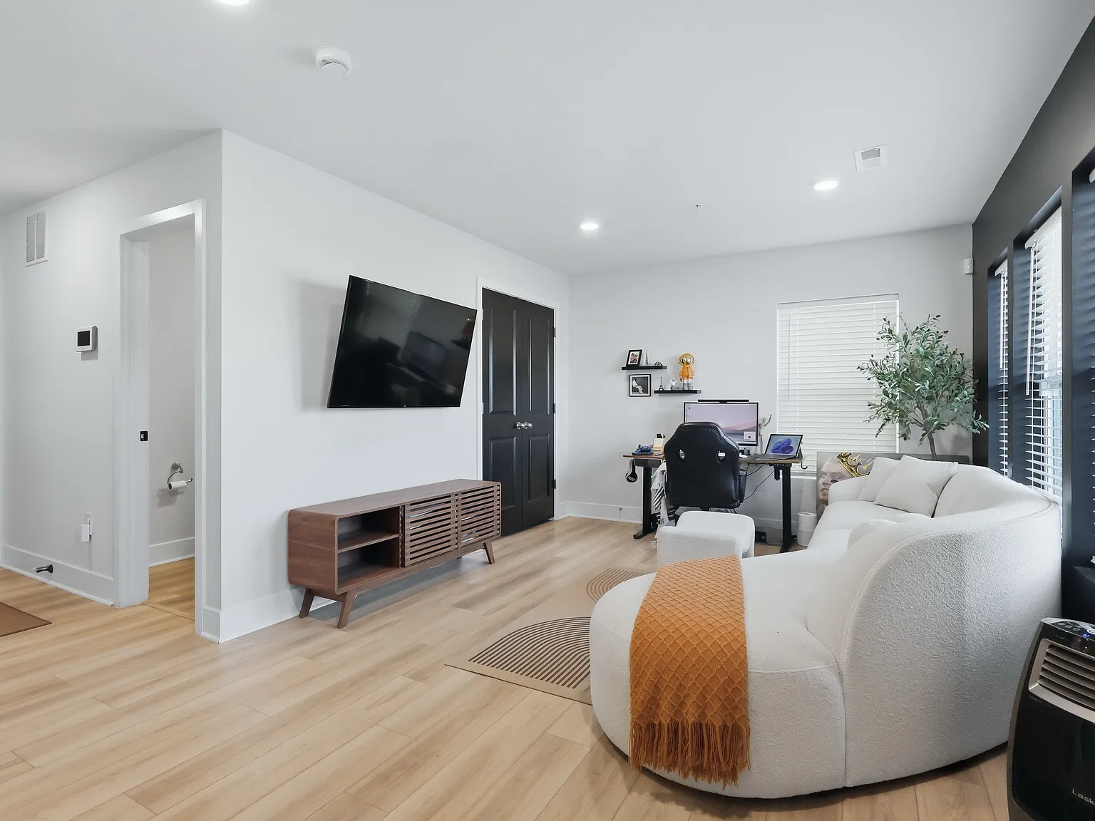 3 bed, 2205 sqft, $3,200 — Photo 4