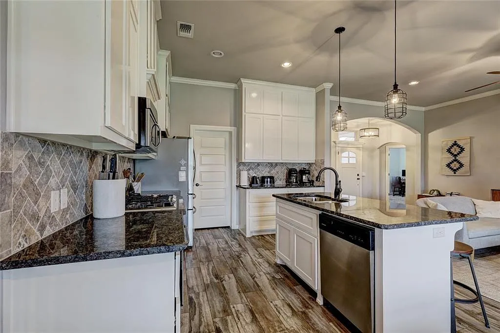 4 bed, 2250 sqft, $2,225 — Photo 4