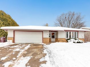 909 Lawton Ter, Manitowoc, WI 54220