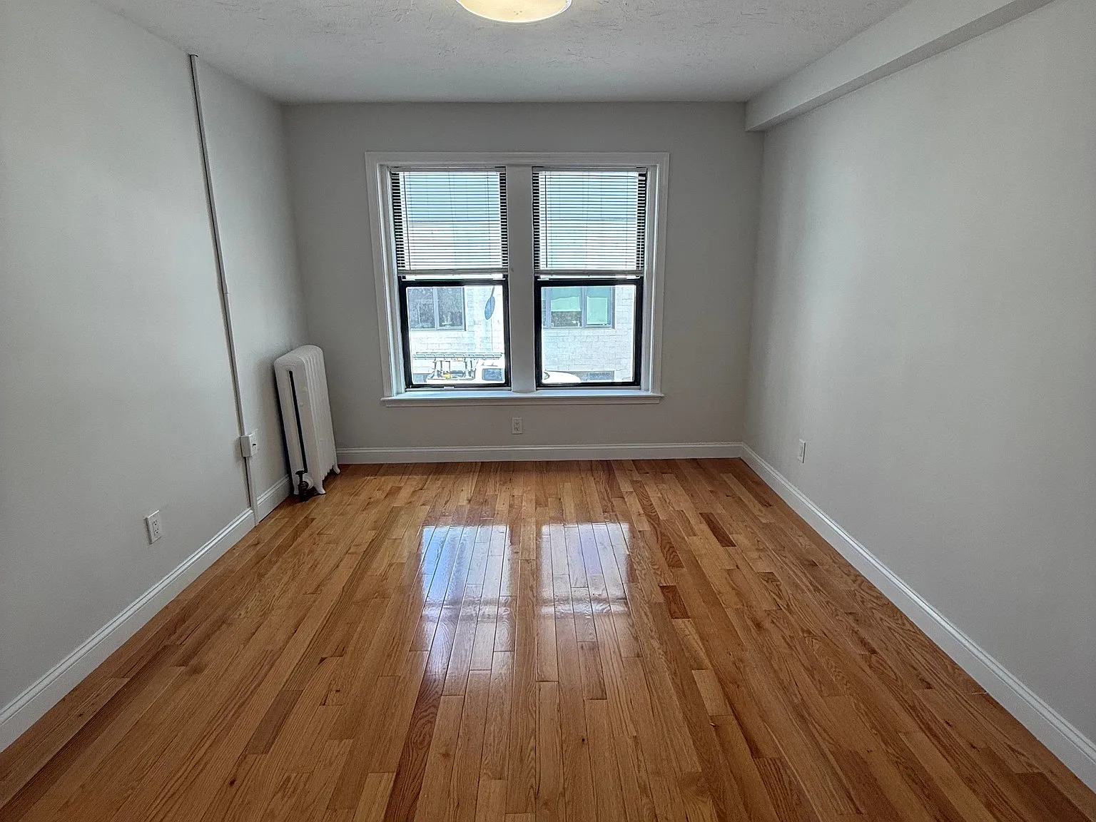 2 bed, 1.0 bath, 9999 sqft, $3,350 — Photo 4