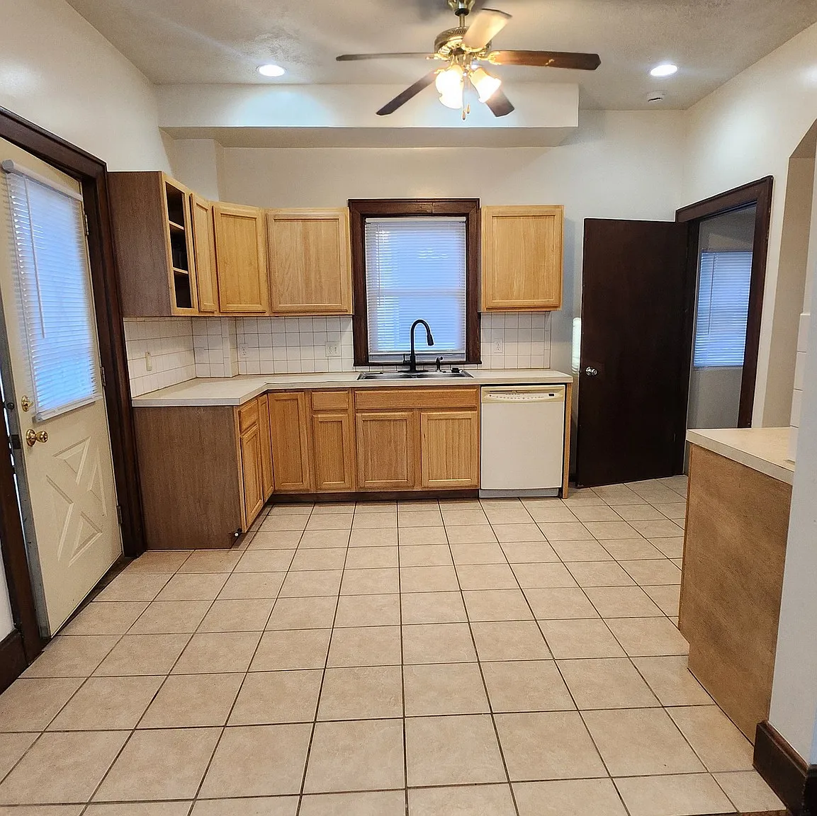 3 bed, 2.5 bath, 2816 sqft, $1,550 — Photo 4