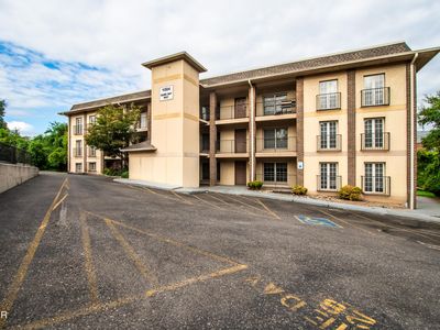1004 Game Day Way APT 203, Knoxville, TN, 37902