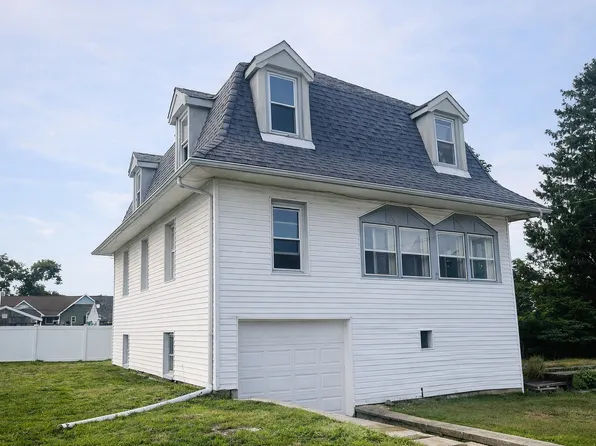 49 Gladys St, Lindenhurst, NY