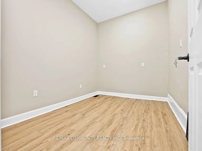 1130 King St E #1 — Photo 16