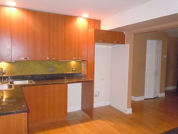 5th image of 1629 W Sherwin Ave #1