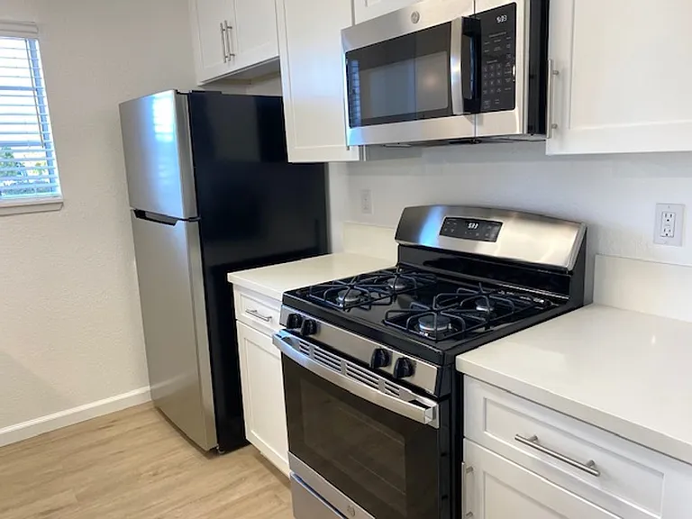 Oak Park Village Apartments — Photo 24
