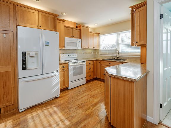 3rd image of 7525 Woodcrest St