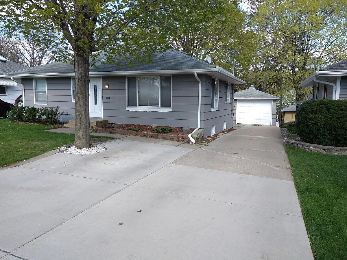 Front - 3165 Texas Ave S