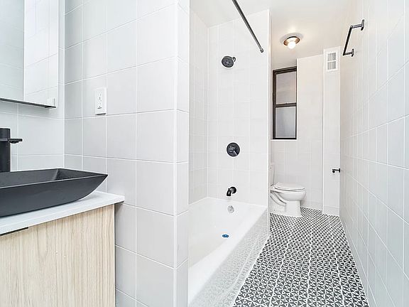 5th image of 208 E 6th St #23
