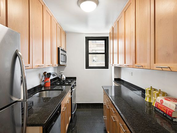 4th image of 333 E 49th St APT 4R