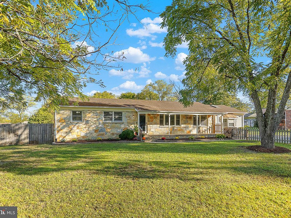 1st image of 102 Walnut Dr