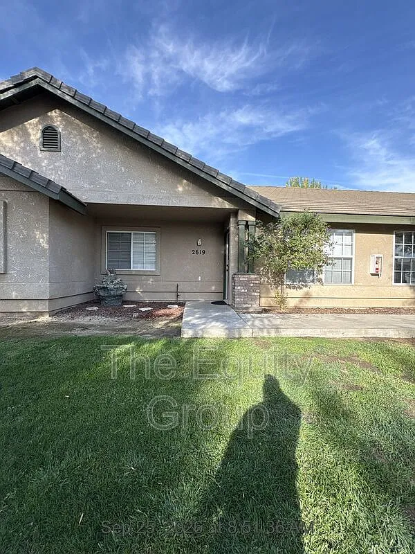 2 bed, 1.0 bath, 900 sqft, $1,600 — Photo 2