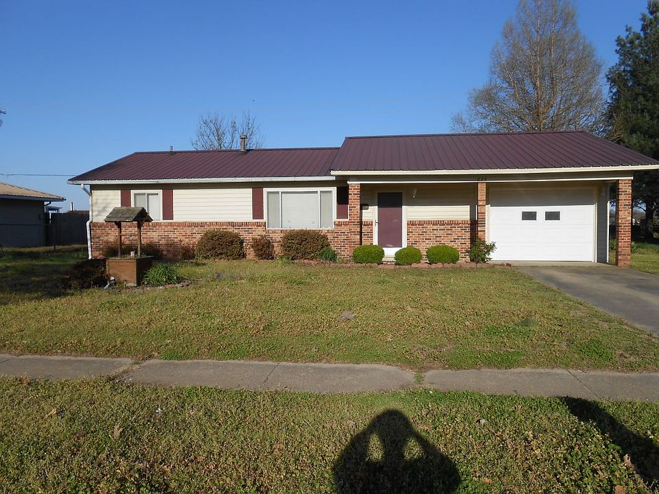 1st image of 825 Saint Anne Ln