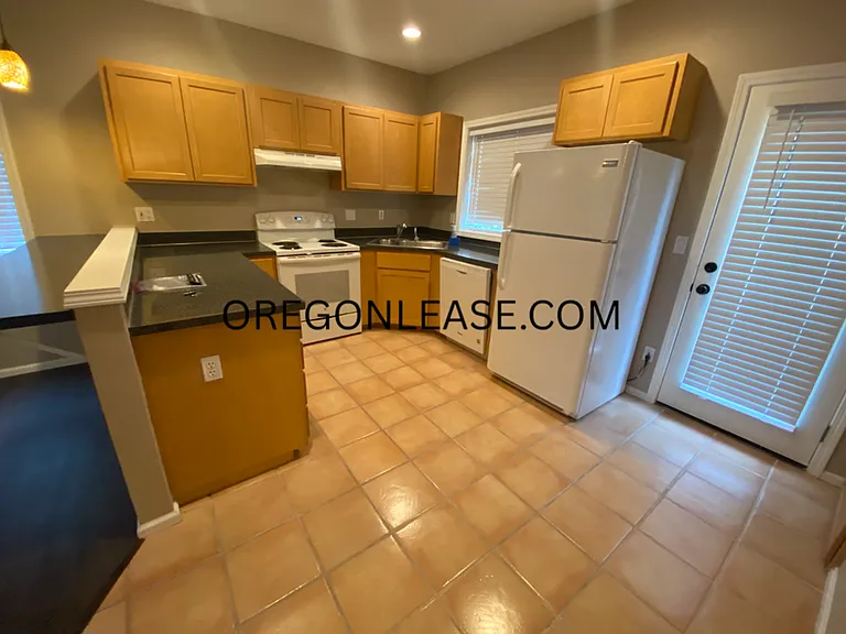 2 bed 2 bath South Eugene Townhome — Photo 3