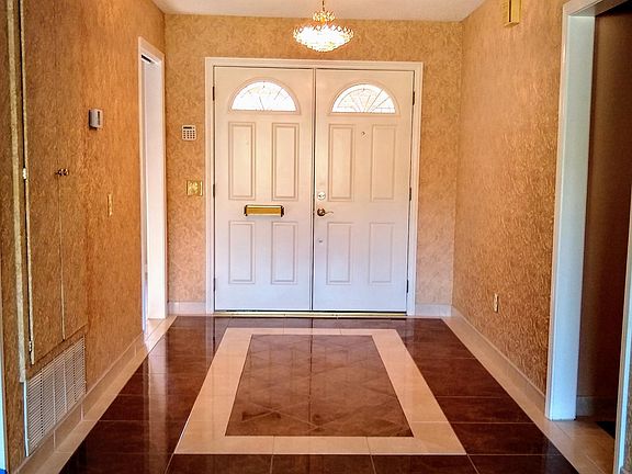 Entryway with Porcelain tile.