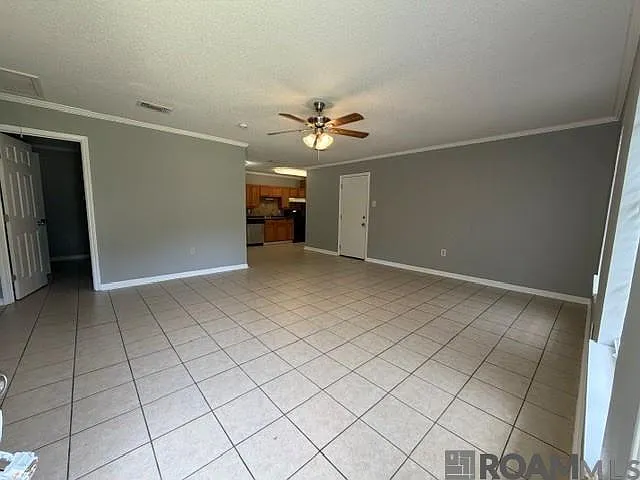 223 Oak St — Photo 2