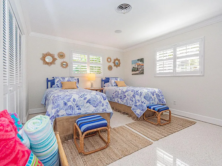 910 Seagrape Ln — Photo 21