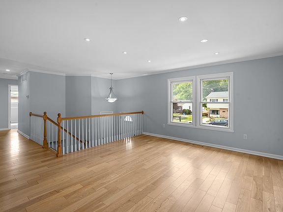 2nd image of 102 Bright Oaks Dr