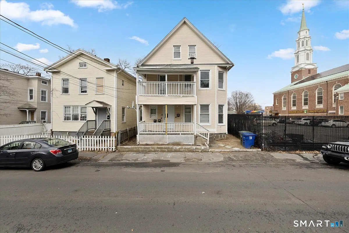 3 bed, 1.0 bath, 1141 sqft, $2,500 — Photo 2