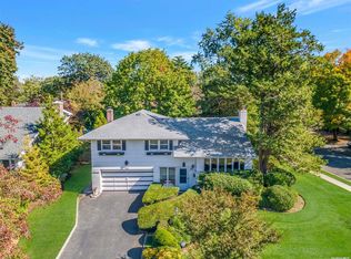 2 Solar Ln, Albertson, NY 11507